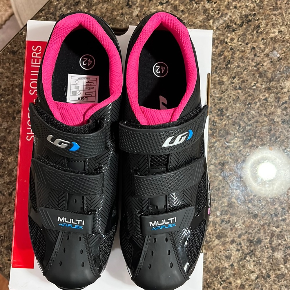 Women’s Multi Air Flex Cycling shoes. Never worn. Size 11 but fits like a 9-9.5.